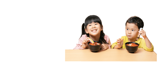 根室杉山水産のいくらはお子様にも大人気。いくら丼は何杯でもおかわりしちゃうかも。目安としてビン入りはいくら丼2杯 700g樽入りいくらは10杯つくれます！